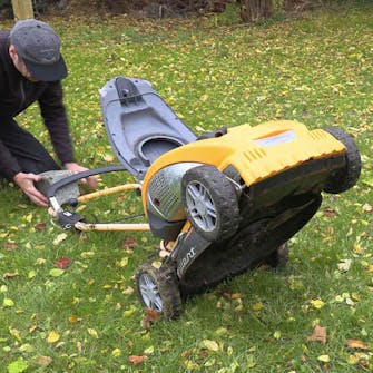 Slipe kniv gressklipper: Legg gressklipperen ned Slipe kniv gressklipper: Legg gressklipperen ned